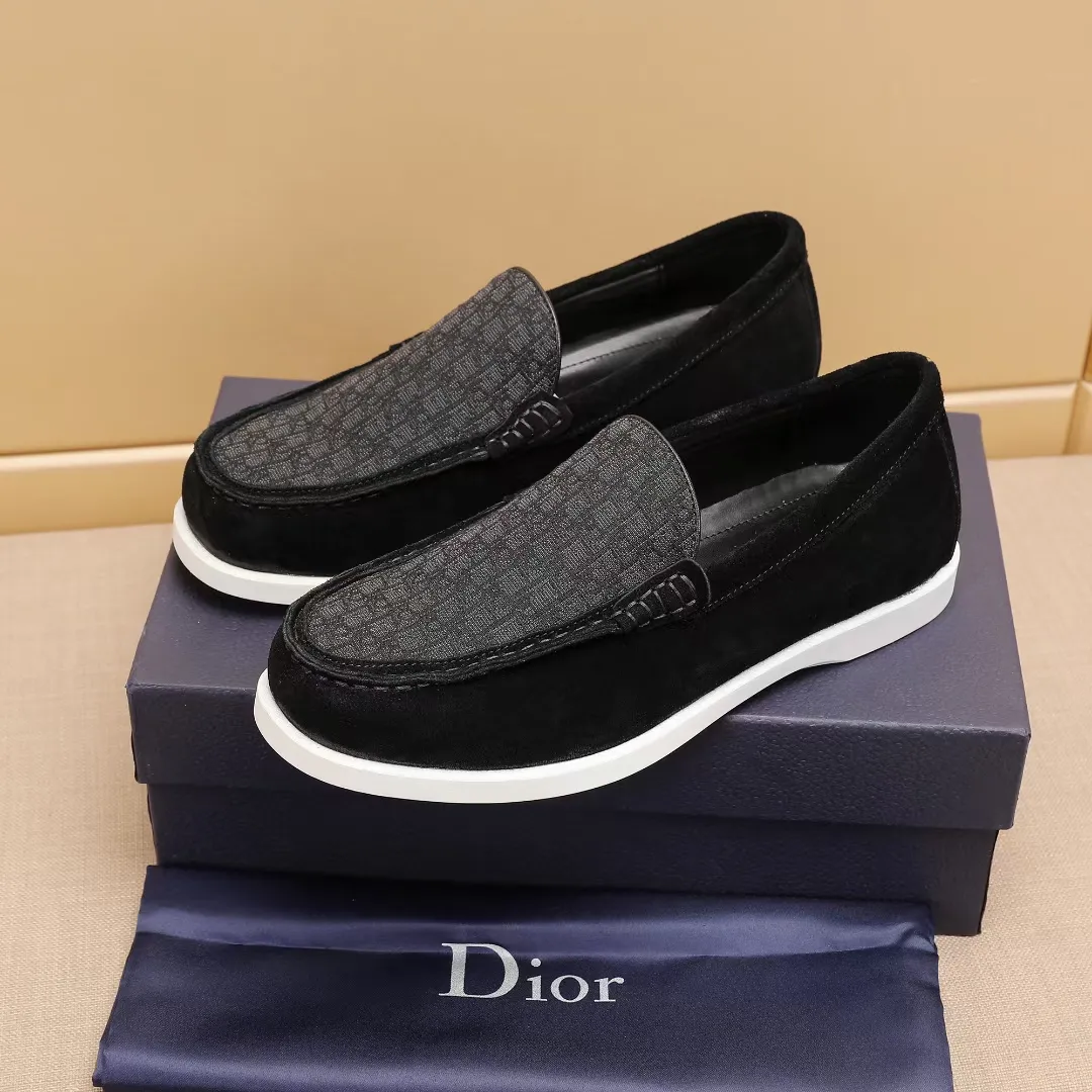 Men's Men's Shoes 💰400 [New Style] 🏍️🏍️These Dior Granville loafers are casual formal shoes. Crafted from luxuriously soft beige suede, it features a beige Oblique print panel on the upper. The lightweight cream-white rubber sole is more sophisticated. The Dior Oblique pattern is engraved on the outsole to enhance the style, and the Dior logo is engraved on the back side. Adds elegance to any casual look.